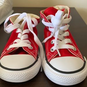 Toddler Red Converse all star (size 5)